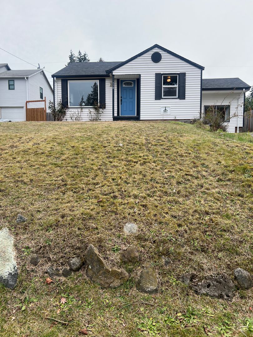 Renton House: 558 Windsor Place NE