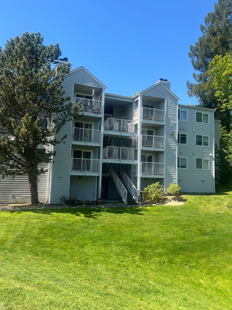 Renton Condo: 975 Aberdeen Ave NE