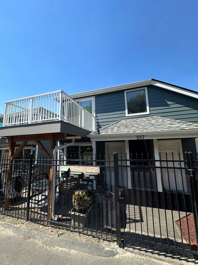 Renton House: 517 Burnett Ave S #1