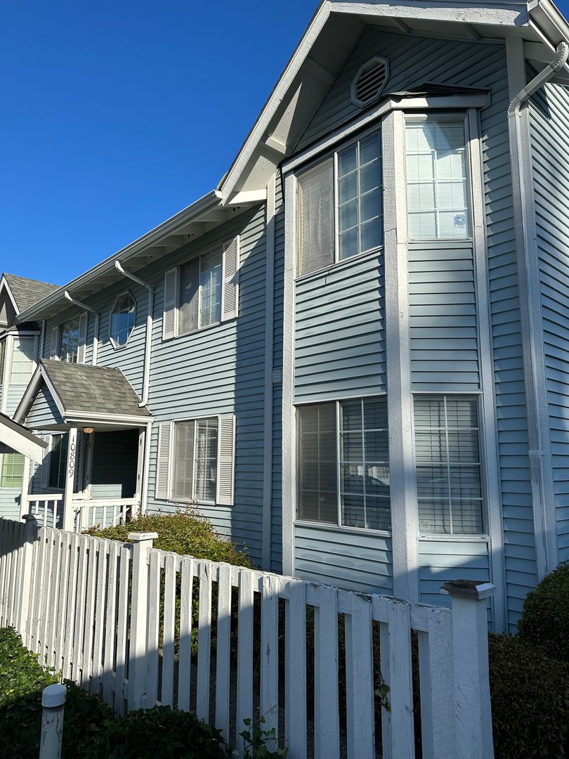 Renton House: 10809 Se 172nd St #1-D