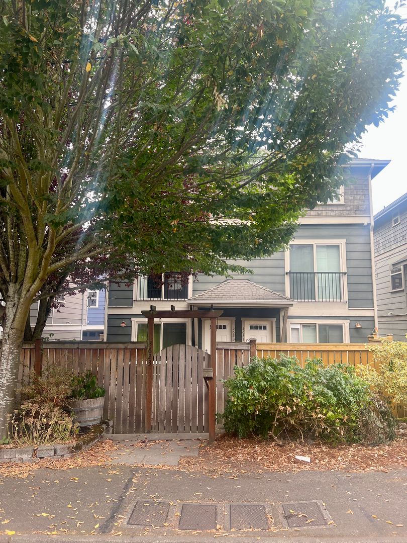 Available 1/1! Cozy townhouse in the Mt Baker neighborhood.