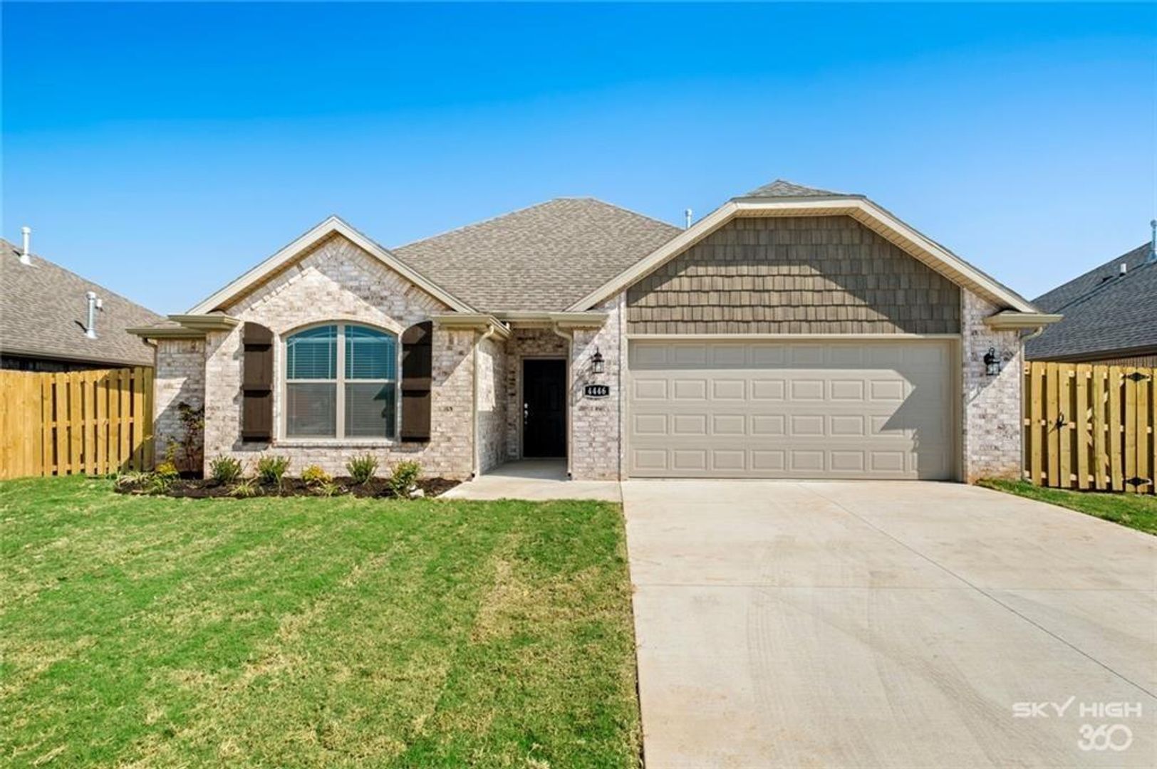 Fayetteville House: 64 N Benchmark Ln