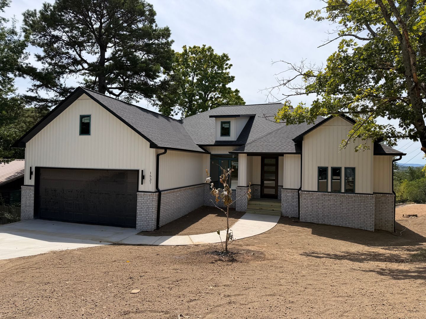 Fayetteville House: 1537 E 5th St