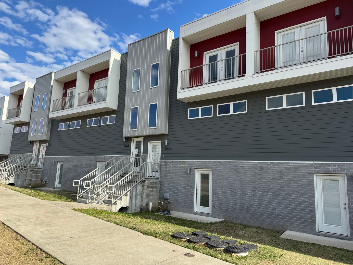 Fayetteville House: 1666 S Razorback Rd