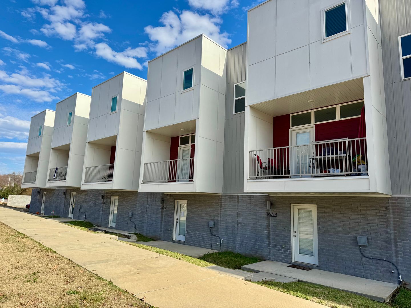 Fayetteville House: 1636 S Razorback Rd