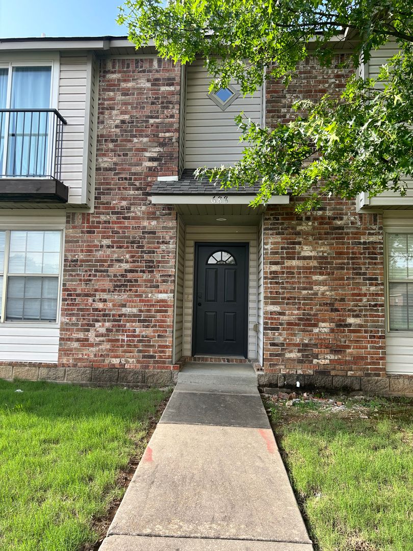 Fayetteville House: 688 W Sycamore St