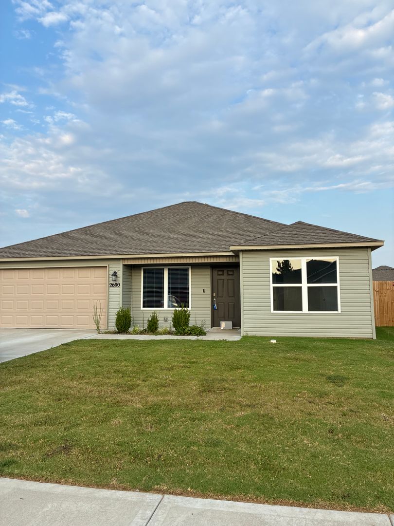 Siloam Springs House: 2600 S Silver St