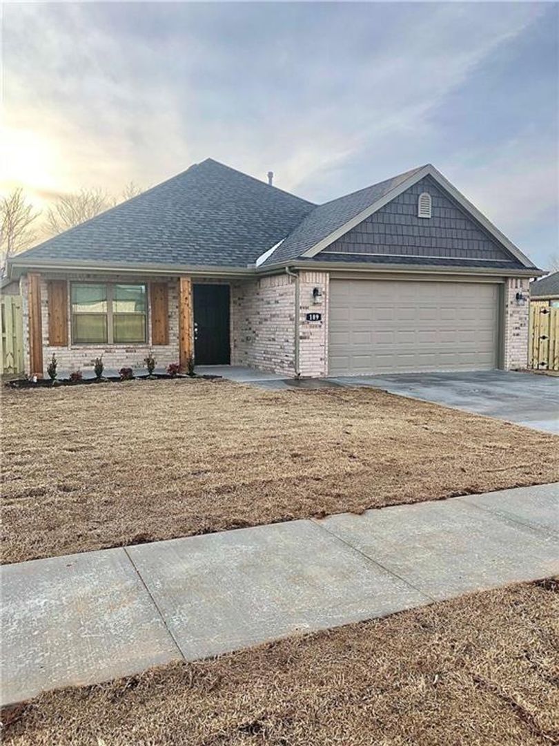 Fayetteville House: 189 S Geranim Ln