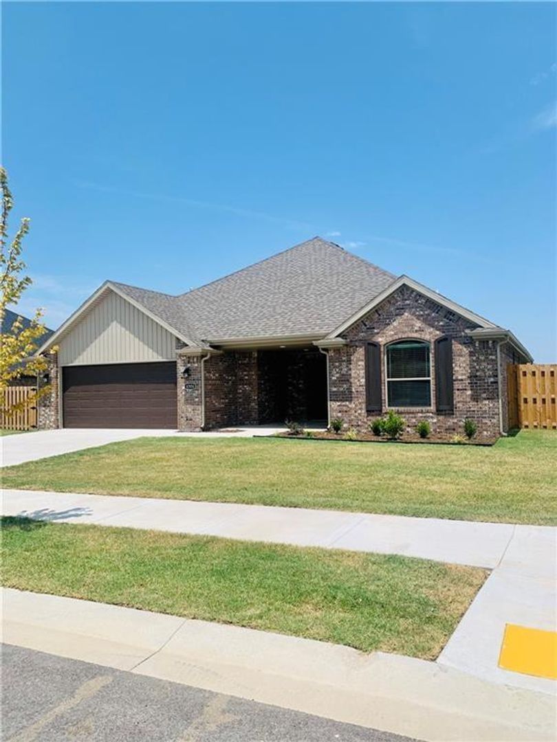 Fayetteville House: 4304 W Newton Ave