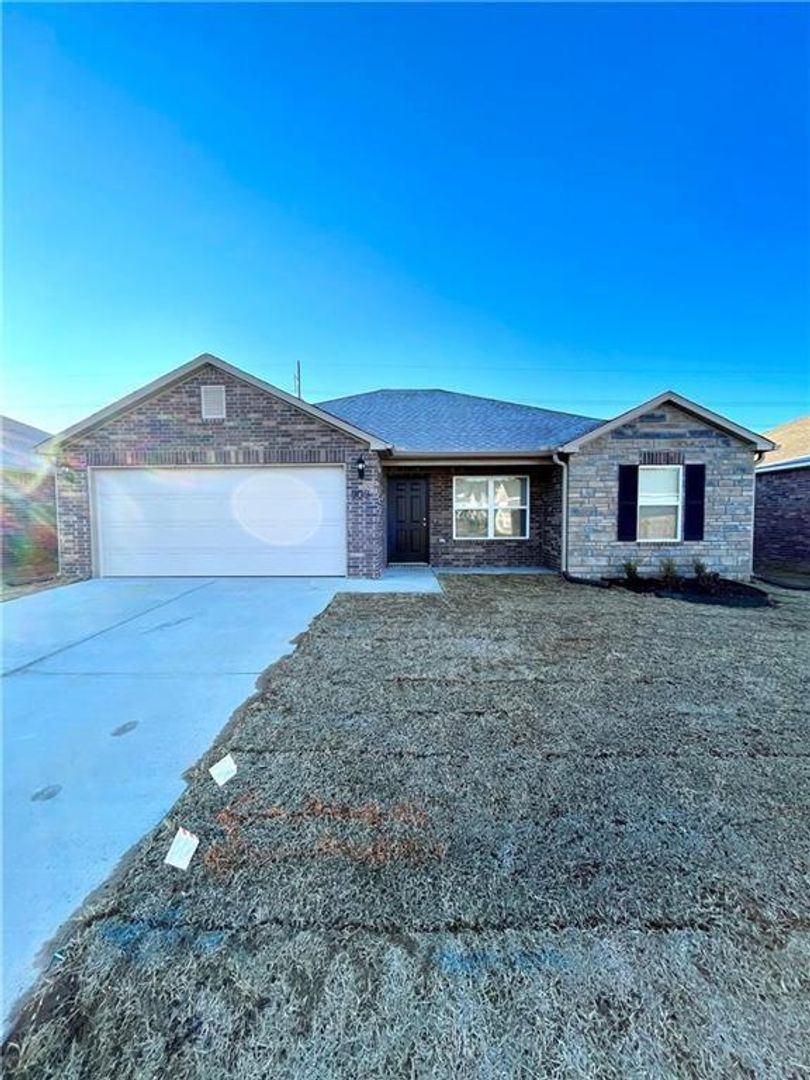 Fayetteville House: 909 E Egret Rd