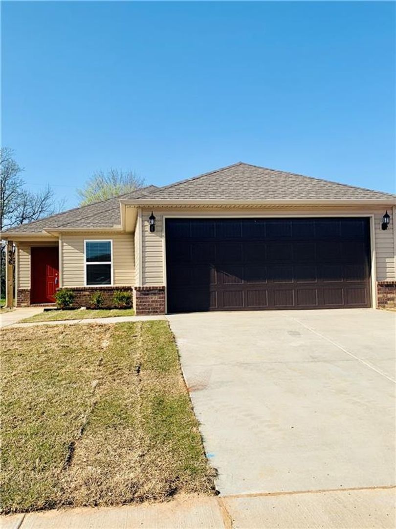 Fayetteville House: 936 E Bunting St