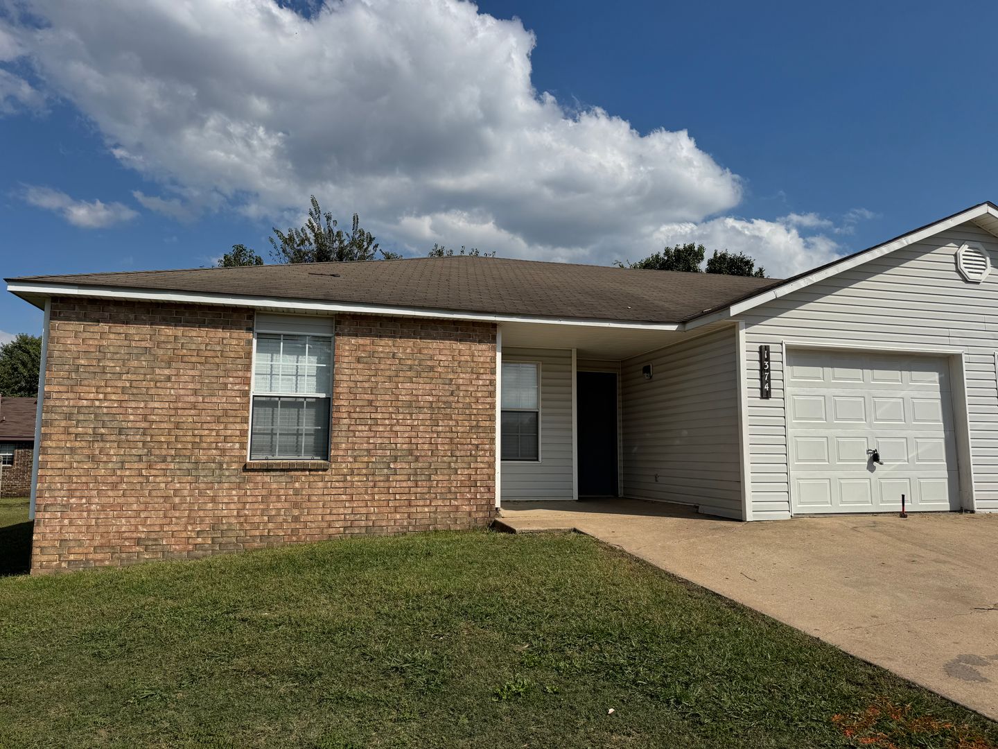 Fayetteville House: 1374 N Chickadee Ave