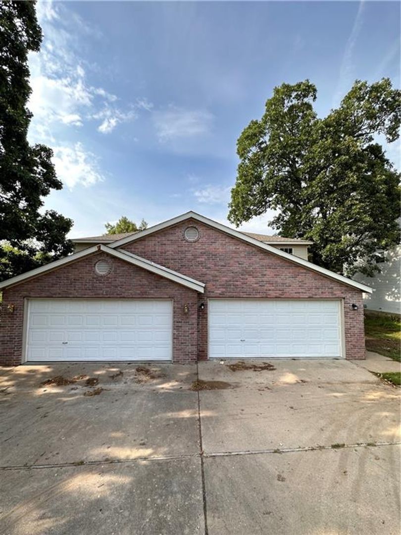 Fayetteville House: 2226 E Cinnamon Way