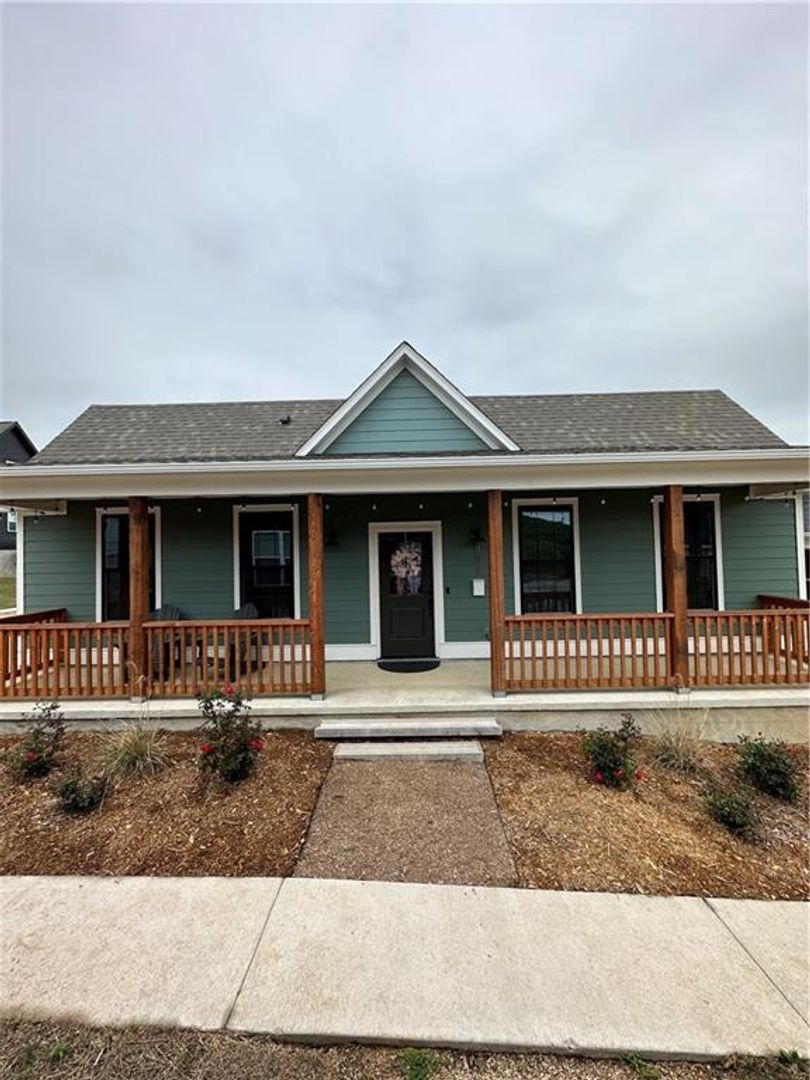 Fayetteville House: 851 One Mile Rd