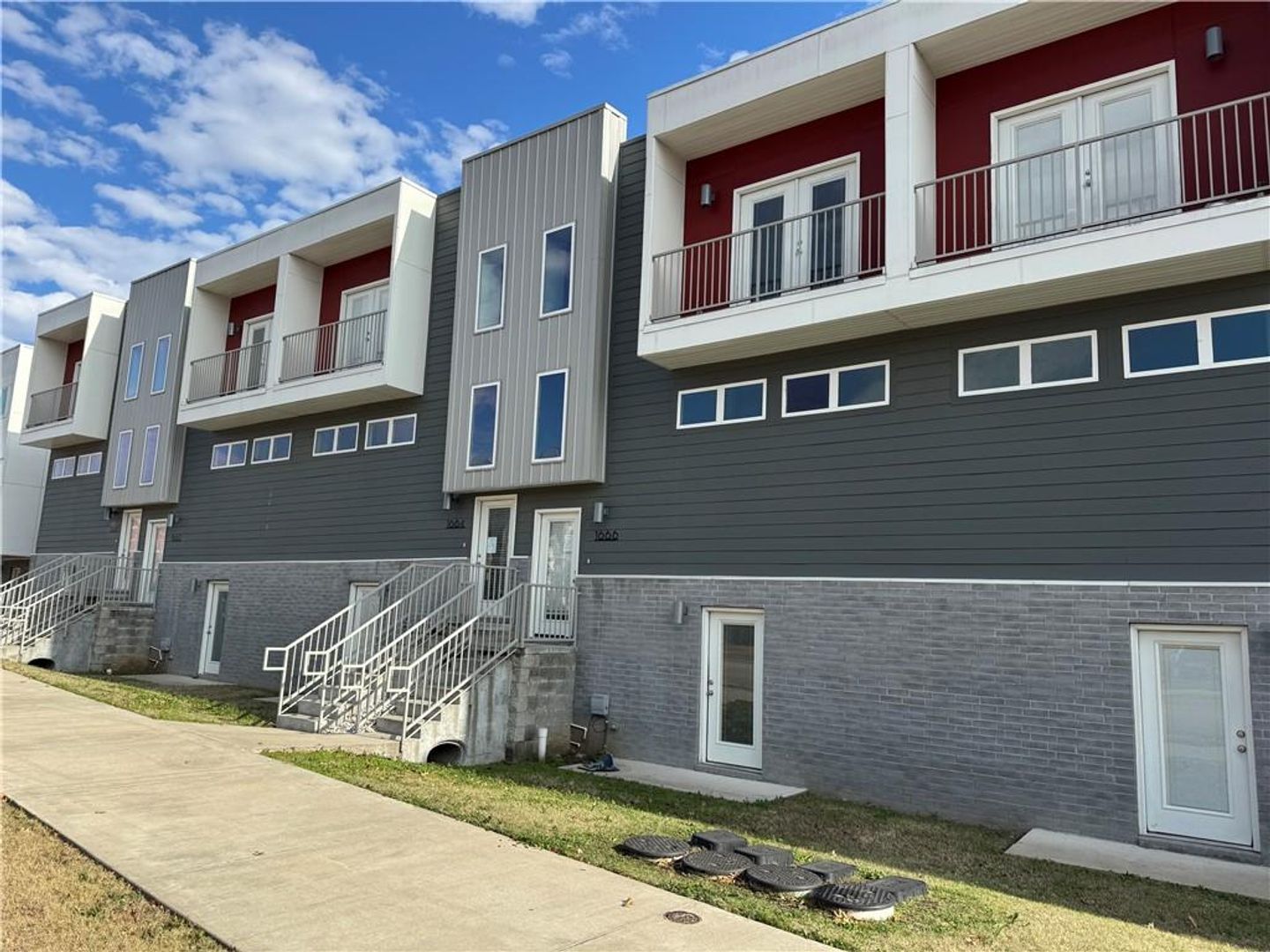 Fayetteville House: 1520 S Razorback Rd