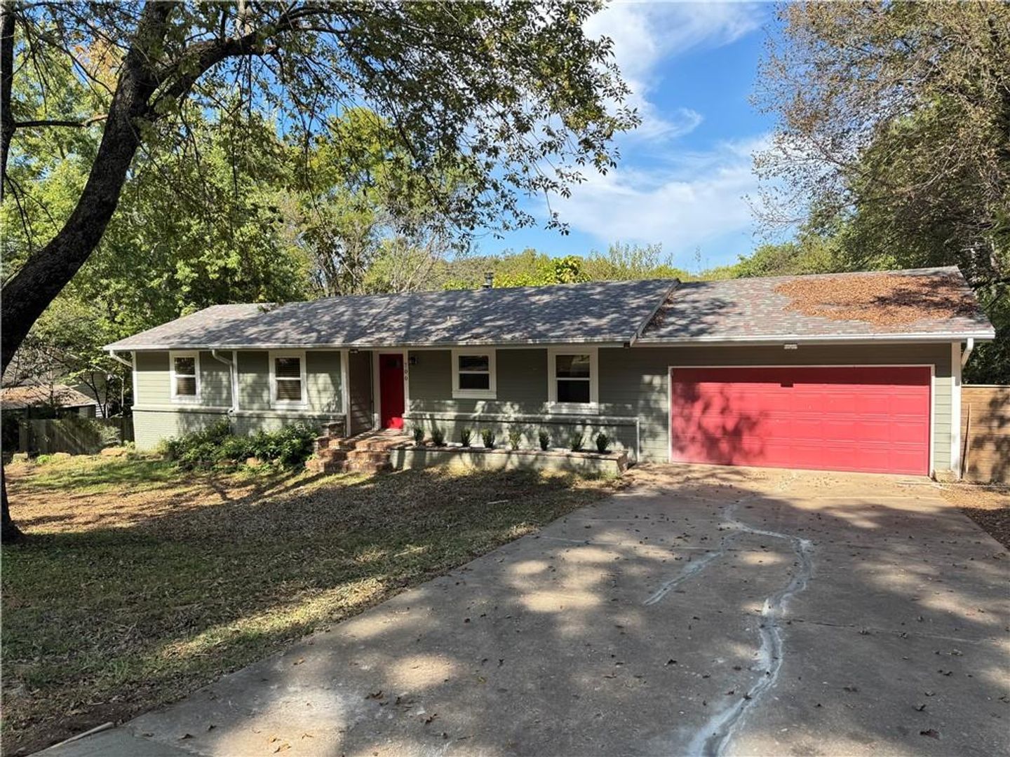 Fayetteville House: 700 E Edna