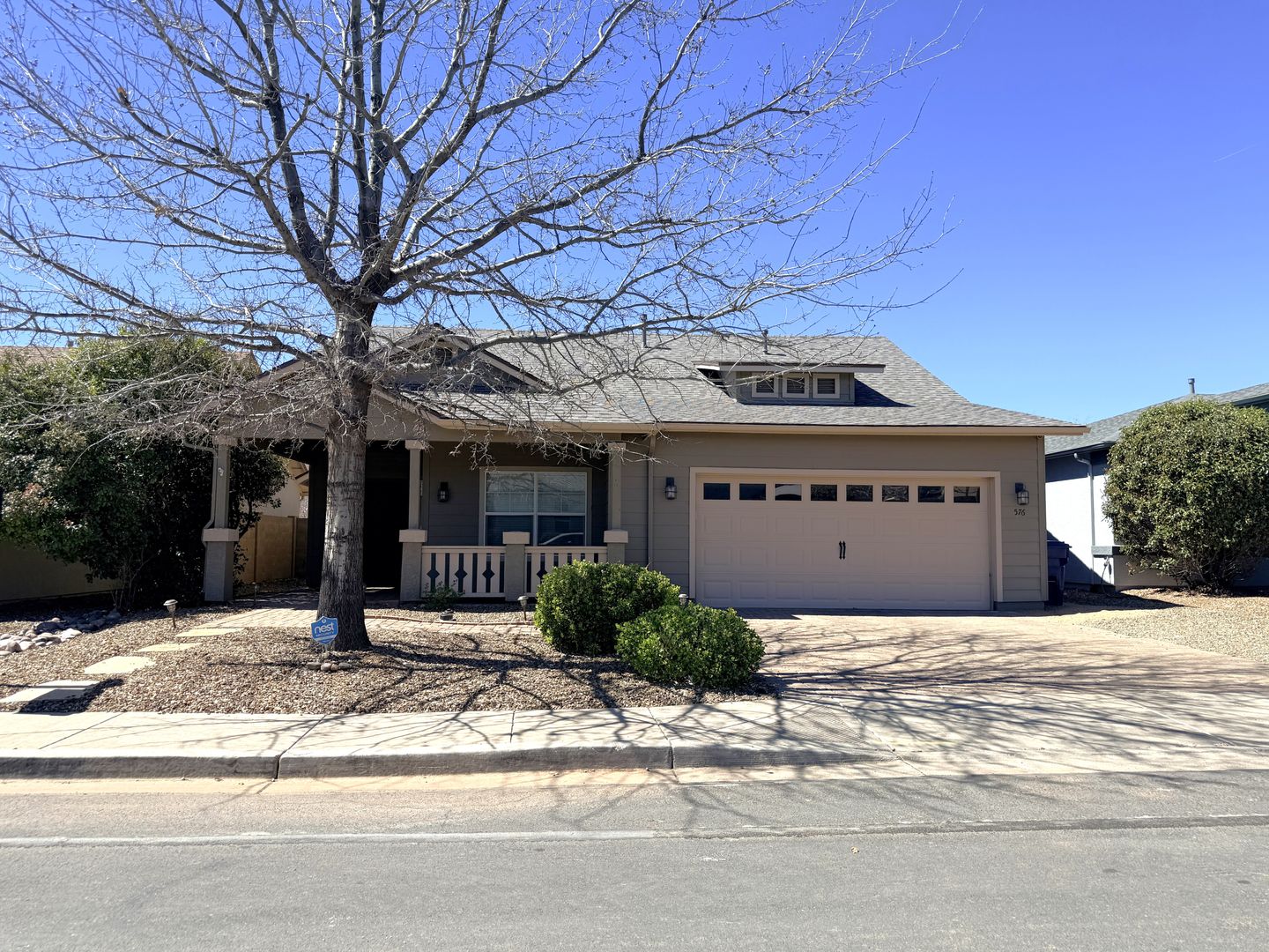 Dewey House: 576 N Robles Street