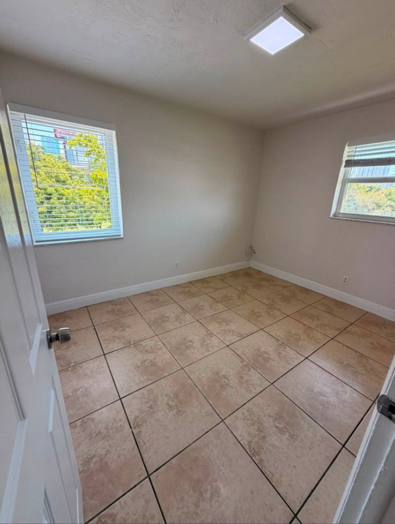 224 SW 4 Ave 7 of 12