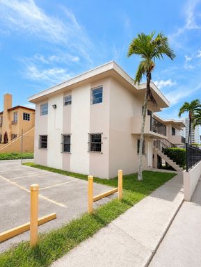 Move-In Special! Pet-Friendly 2BR in Little Havana – photo 1