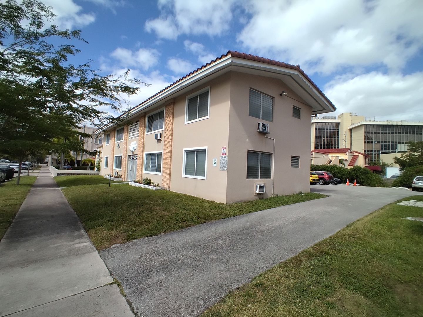 Coral Gables Apartment: 119-127 Antiquera Ave
