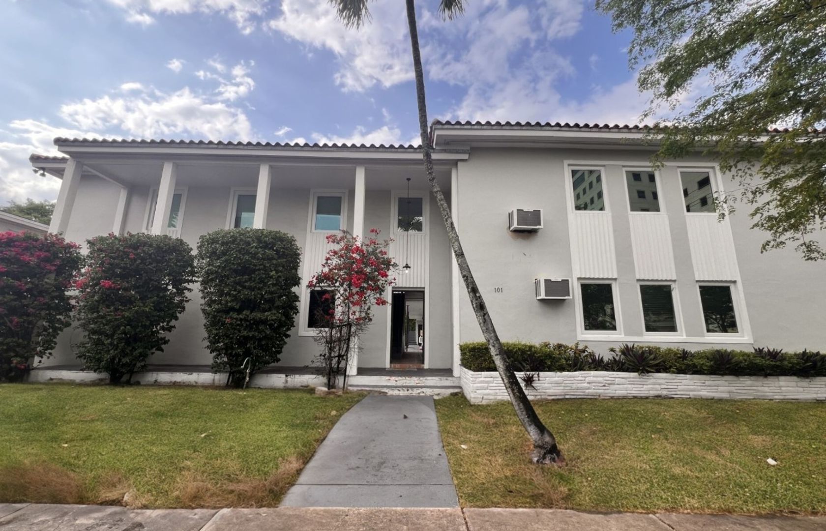 Coral Gables Apartment: 101 Antiquera Ave