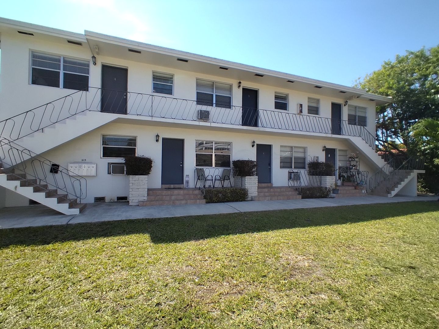 Coral Gables Apartment: 215 Menores Ave