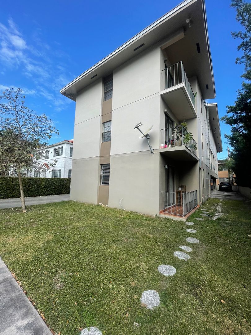 Coral Gables Apartment: 219 Phoenetia Ave