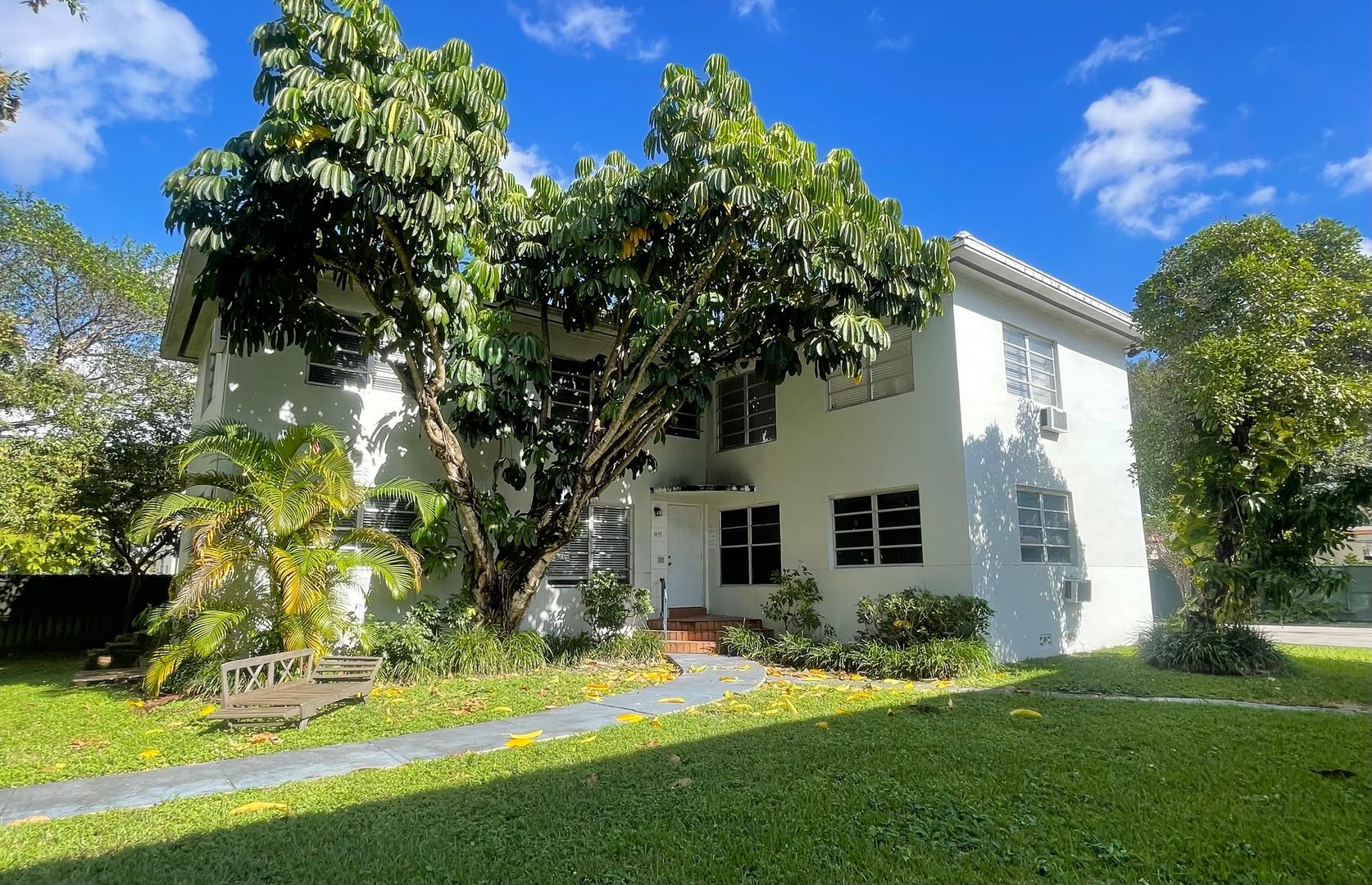 Coral Gables Apartment: 365 Menores Avenue