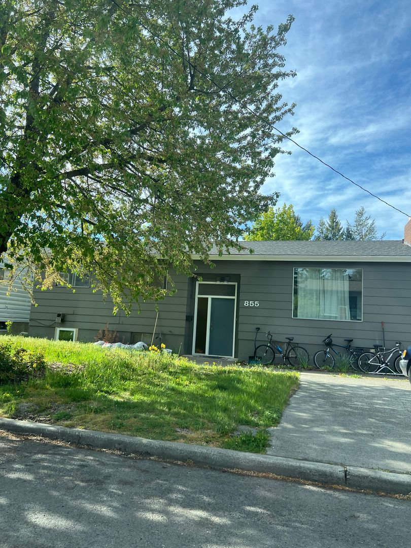 Moscow Apartment: 855 Kenneth Street