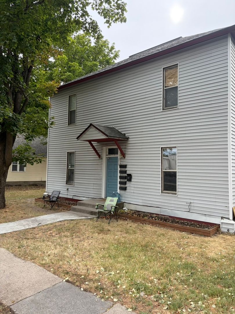 Moscow Apartment: 217 North Almon Street