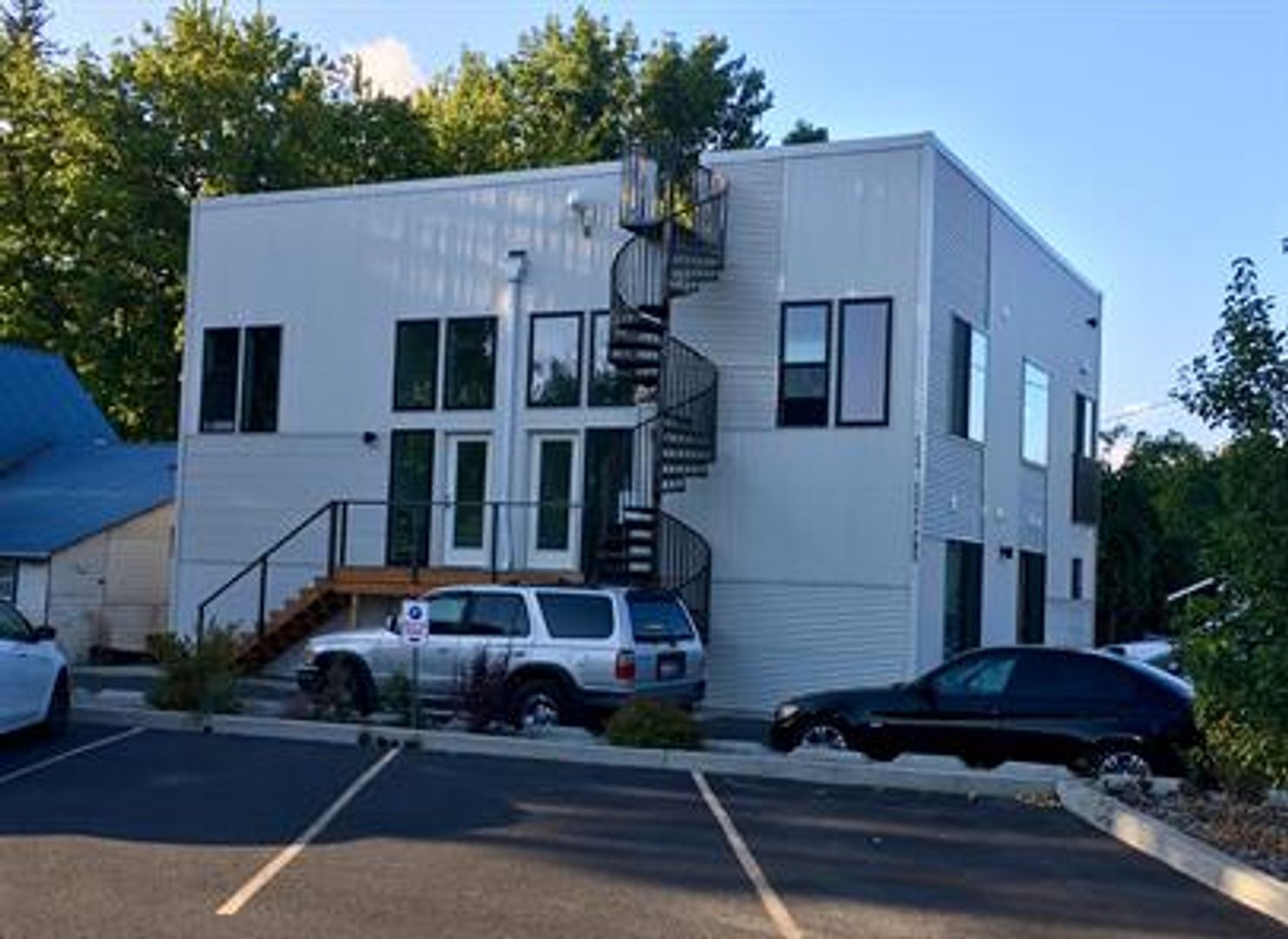 Moscow Apartment: 506 South Almon Street