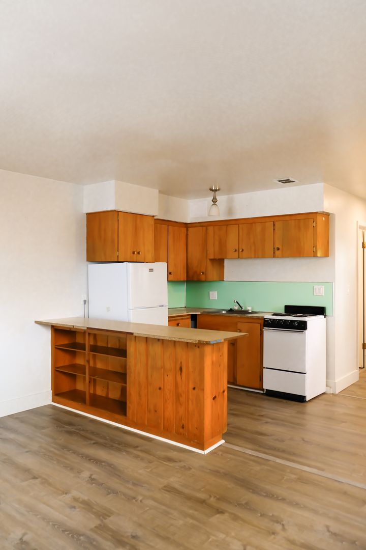 Moscow Apartment: 907 West A Street