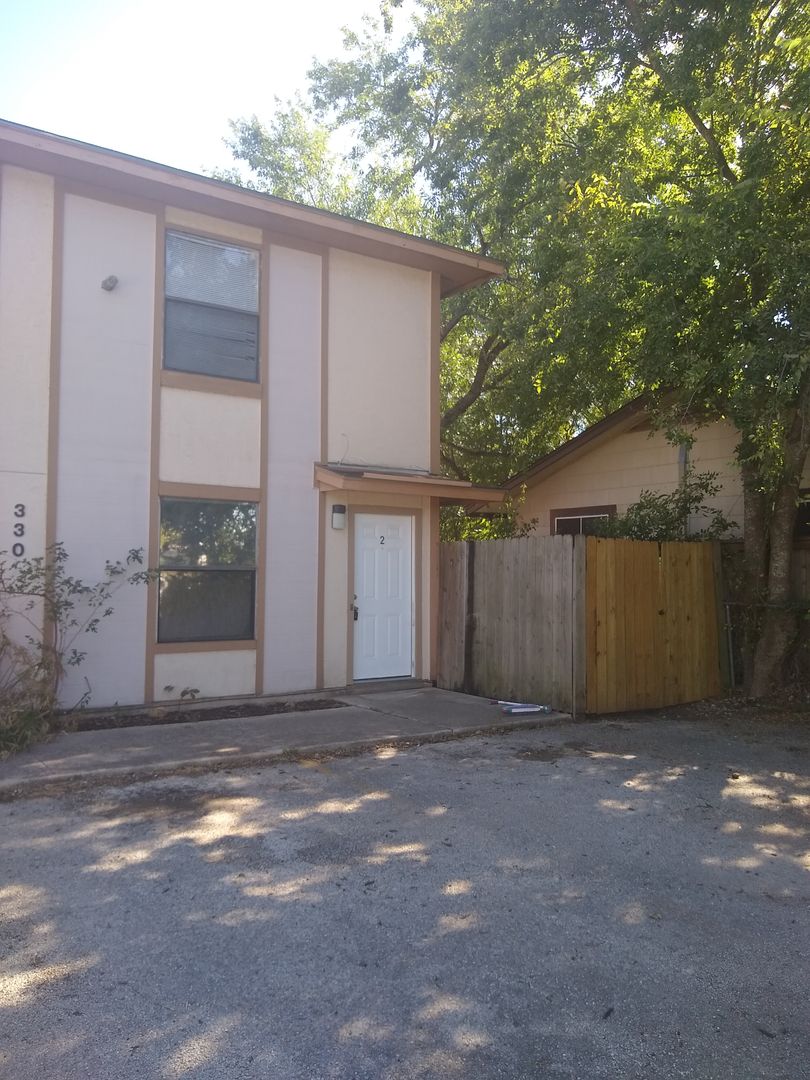 Universal City Apartment: 330 W Byrd