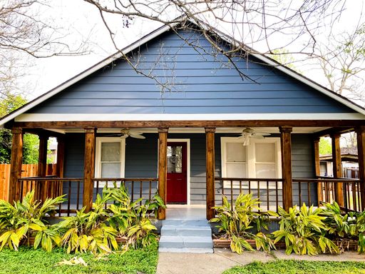 Newly Remodeled 3 bedroom 2 bath house in Denver Harbor! – photo 1