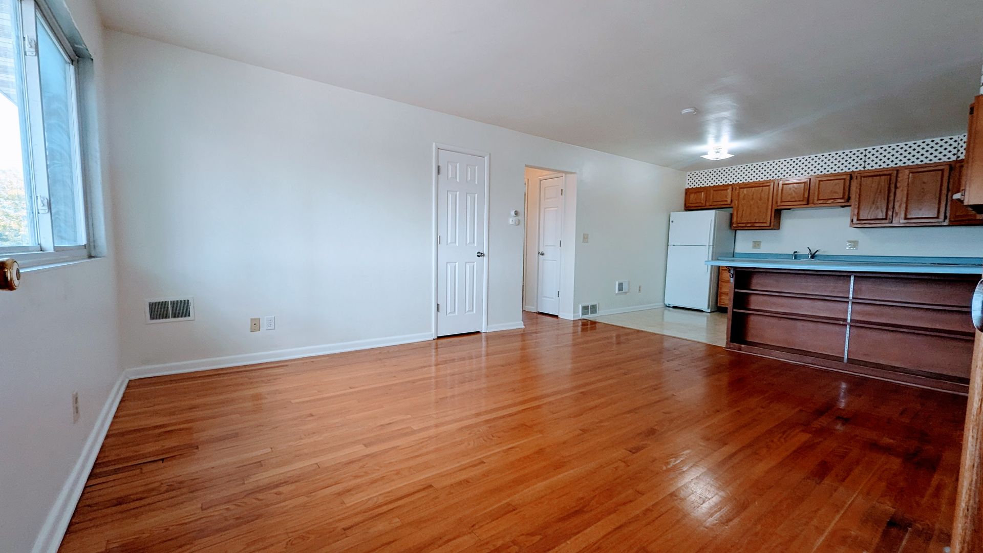 Janesville Apartment: 1617 Randolph Rd