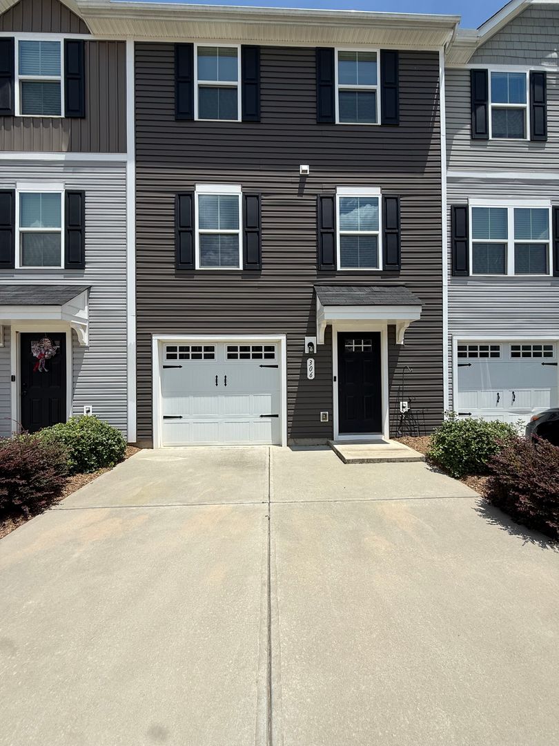Simpsonville Townhome: 306 Parkridge Way