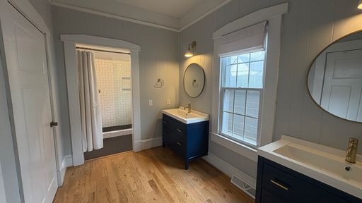 Listing photo thumbnail