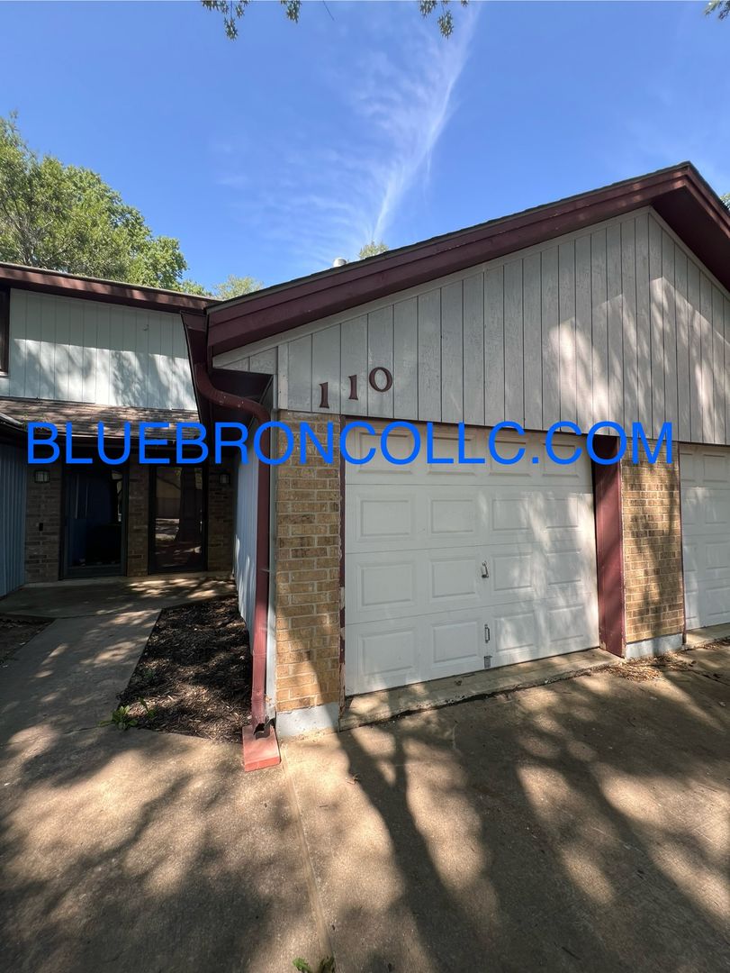 Lee's Summit Townhome: 110 SW Oxford Pl