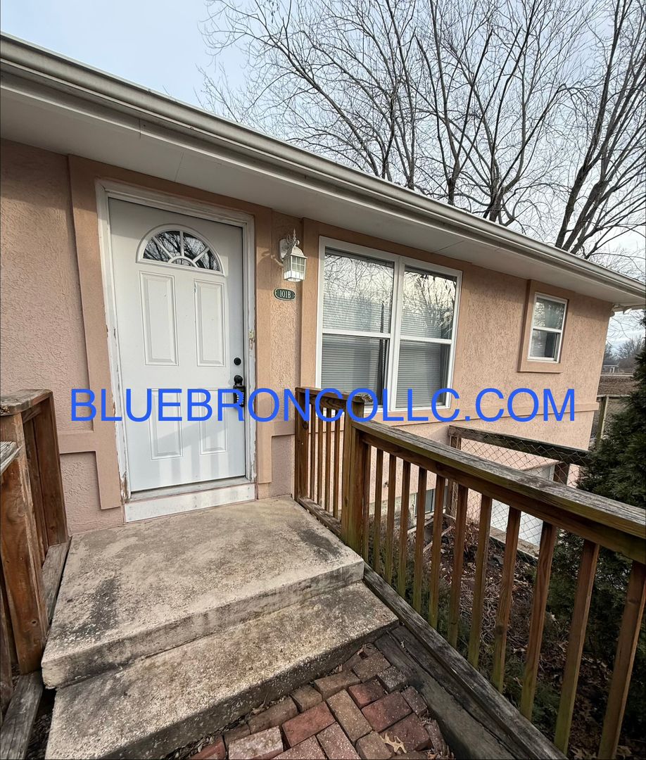 Lee's Summit Apartment: 101 SE Summit Ave