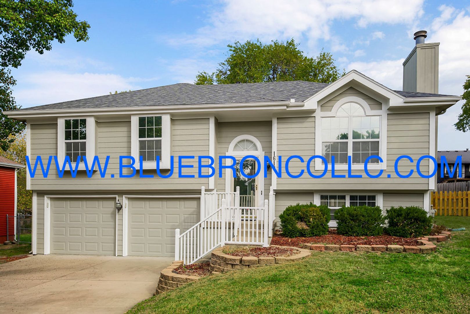 Raymore House: 1610 Roberta Dr