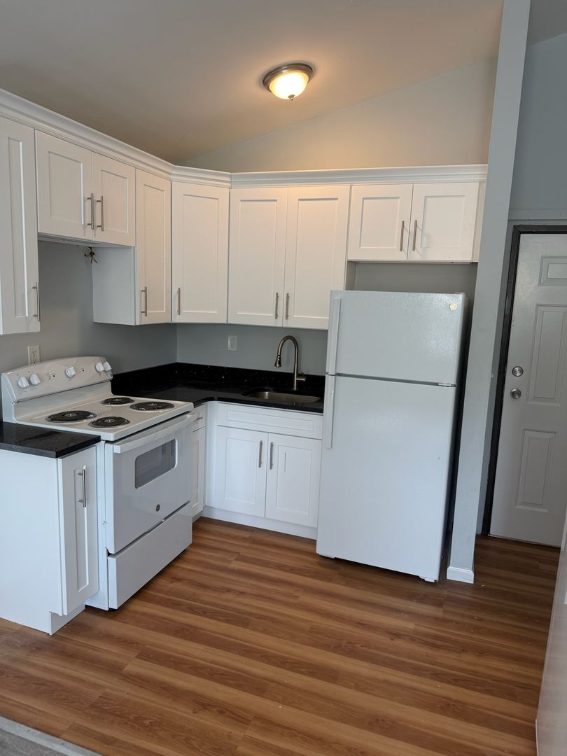 Derby Apartment: 50 Derby Ave,