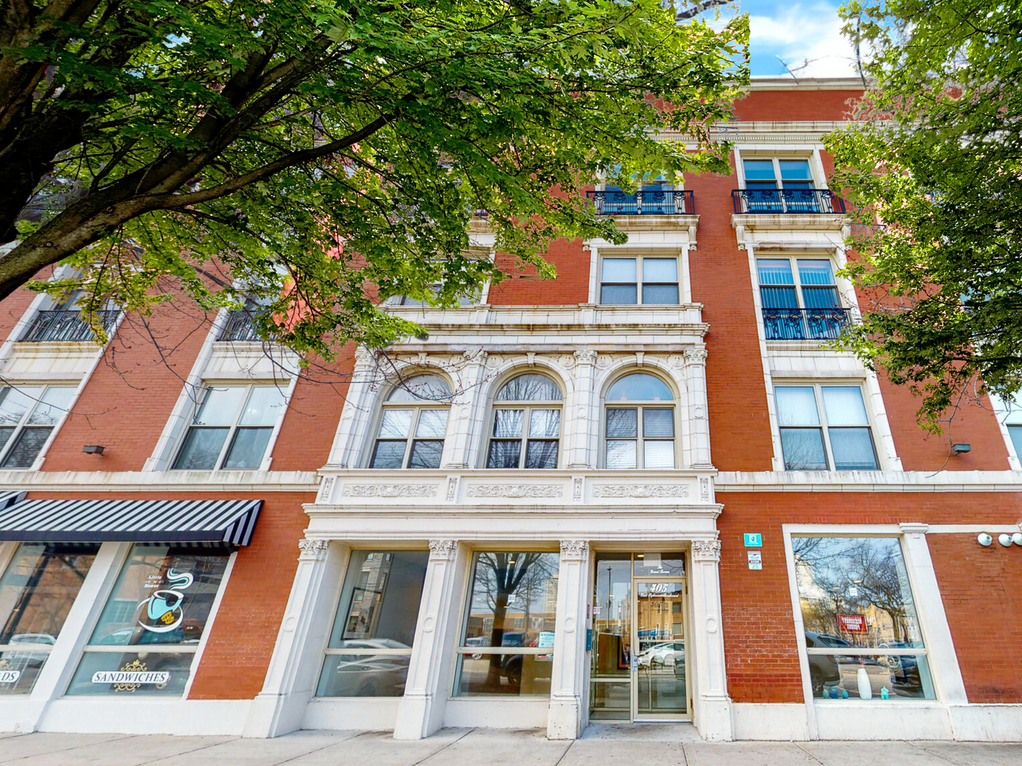 Chicago Apartment: 405 E Oakwood Blvd