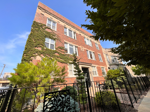 2Bed/2Bath + DEN Exquisite & in Bronzeville - 1/4Block from Green Line Train! – photo 1