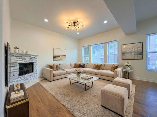Stunning Renovated 3bed/2.5bath Duplex | Family Room – photo 1