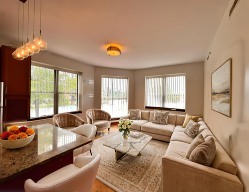 Exceptional 2/2 Condo Rental! Elevator, Prime King Dr. Location in Bronzeville! – photo 1