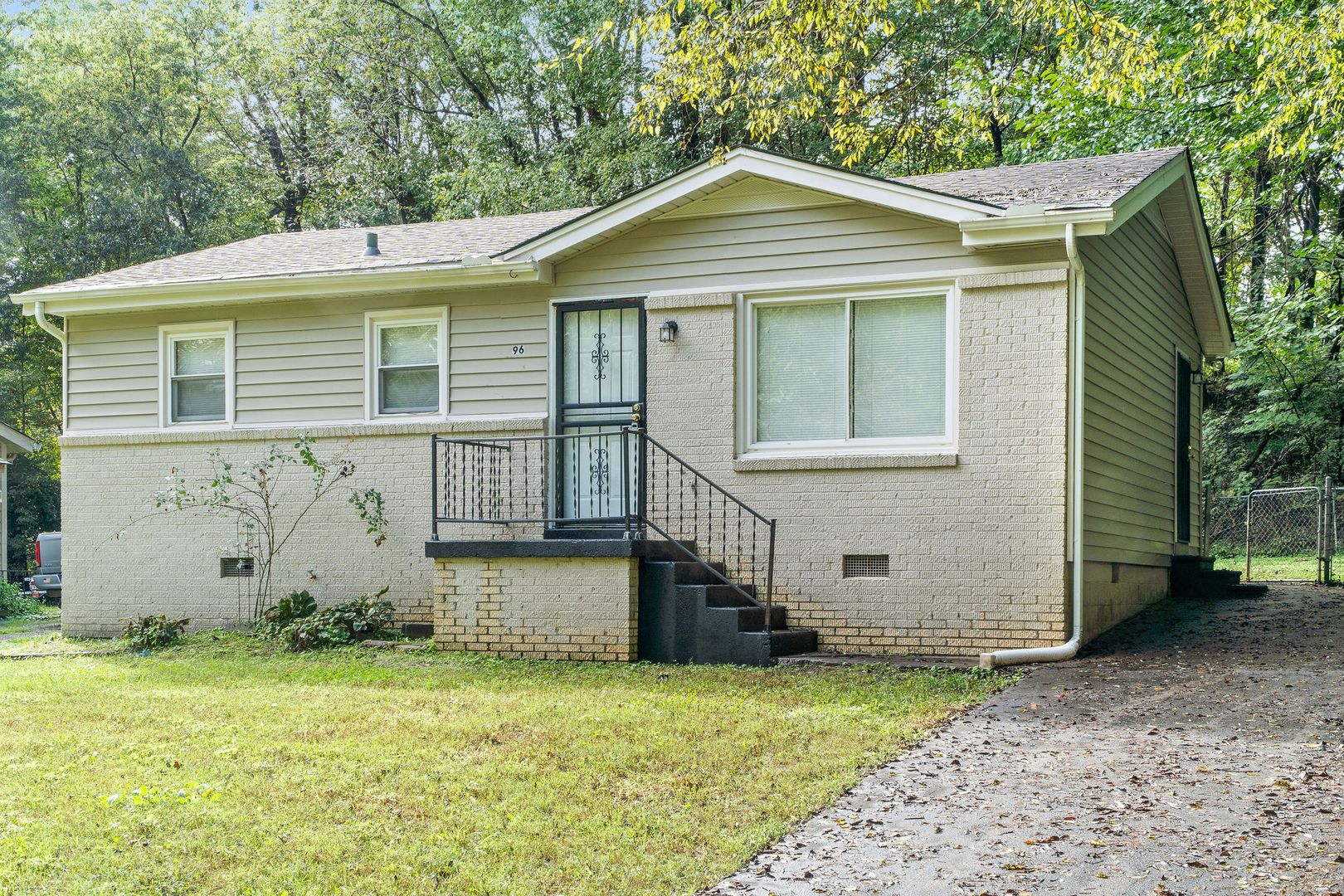 Clarksville House: 96 Chapel St