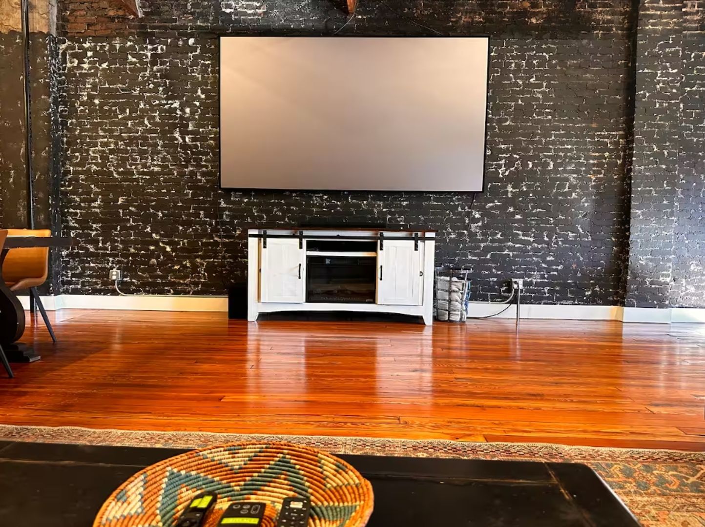 Clarksville Apartment: 124 Strawberry Alley