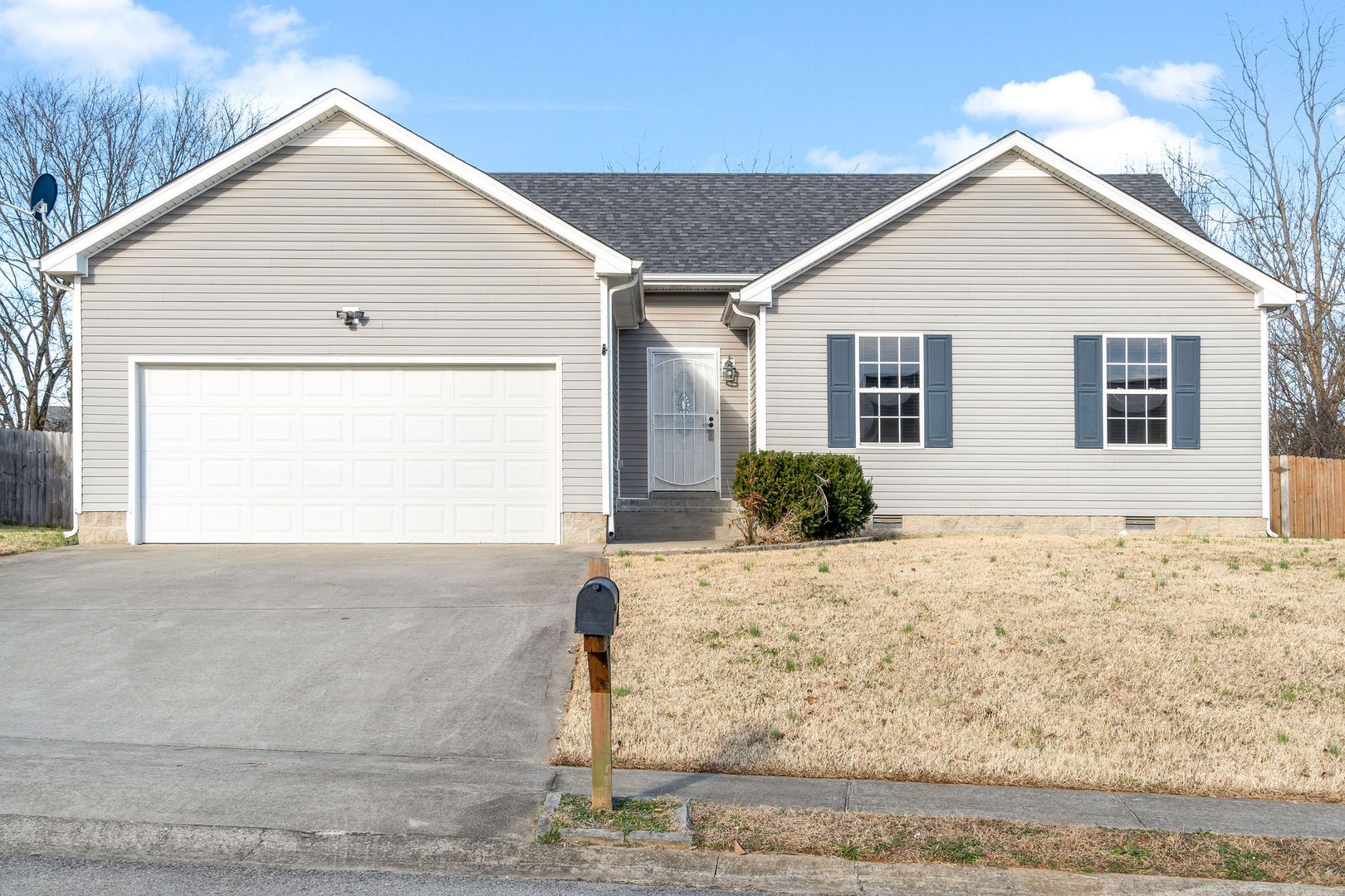 Clarksville House: 1390 Whitt Ln