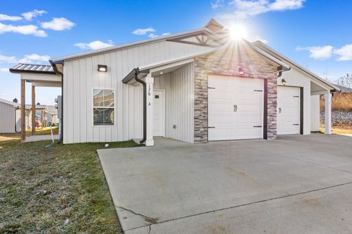 Move-In Special Available! Stunning Duplex in Farmington Neighborhood! – photo 1