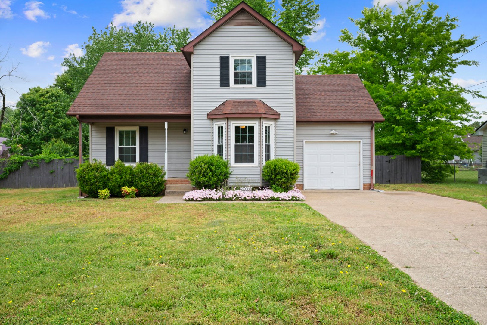 Oak Grove House: 907 Desota Lane